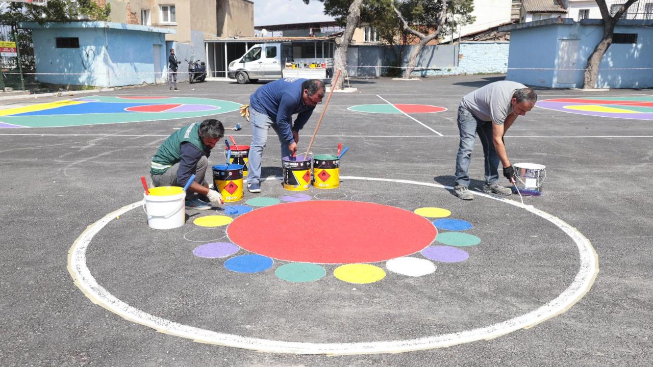 Konak’ta ‘renkli dokunuş’ okul bahçelerine de geldi