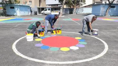 Konak’ta ‘renkli dokunuş’ okul bahçelerine de geldi