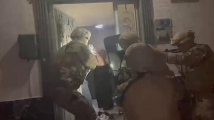 Kurye kılığıyla girdiler, silahla alıkoydular