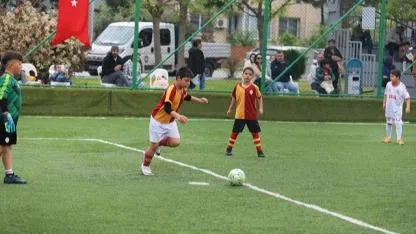 Menderes’te Minik Kramponlar Sahaya Çıktı