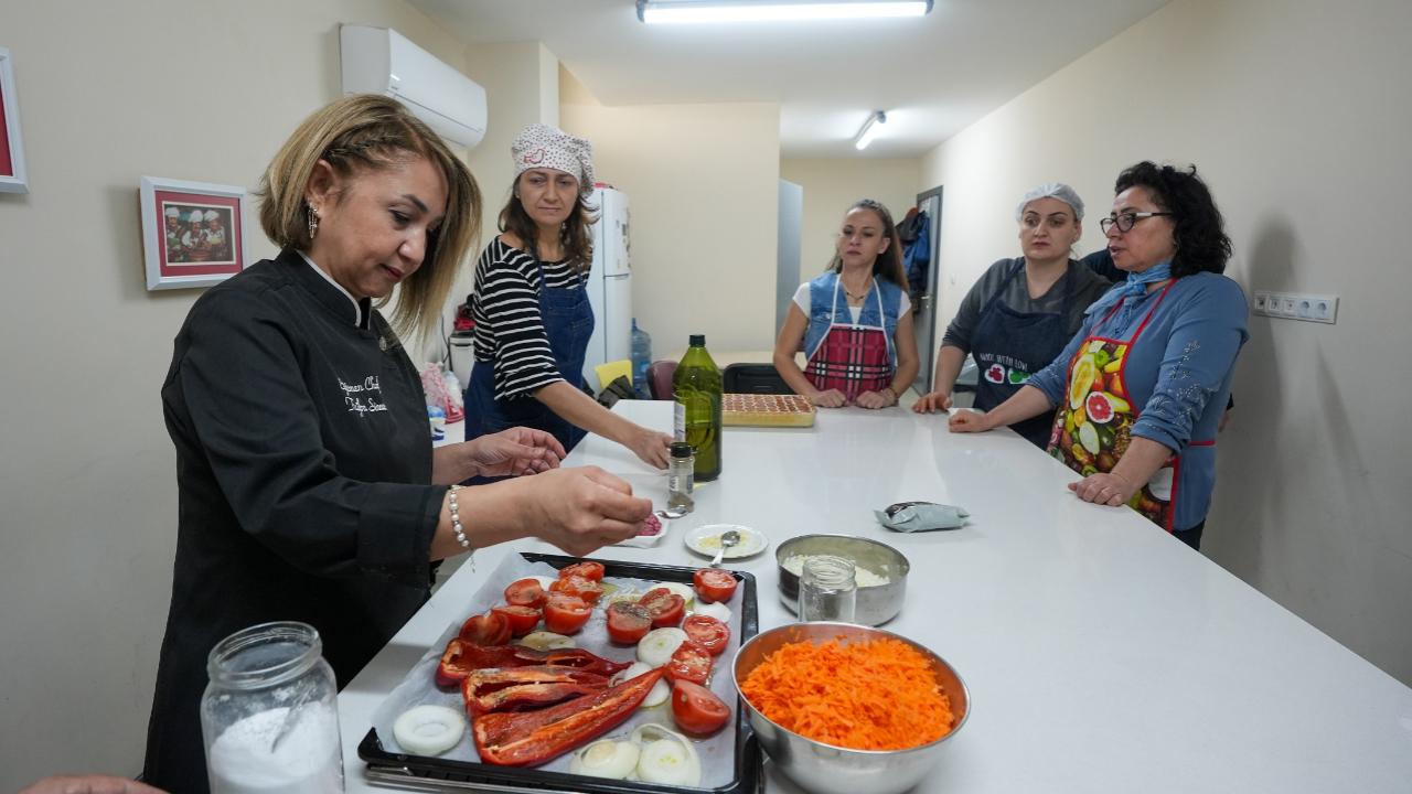 Mutfak atölyesinde Gaziemir’in yeni aşçıları yetişiyor