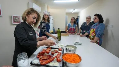 Mutfak atölyesinde Gaziemir’in yeni aşçıları yetişiyor
