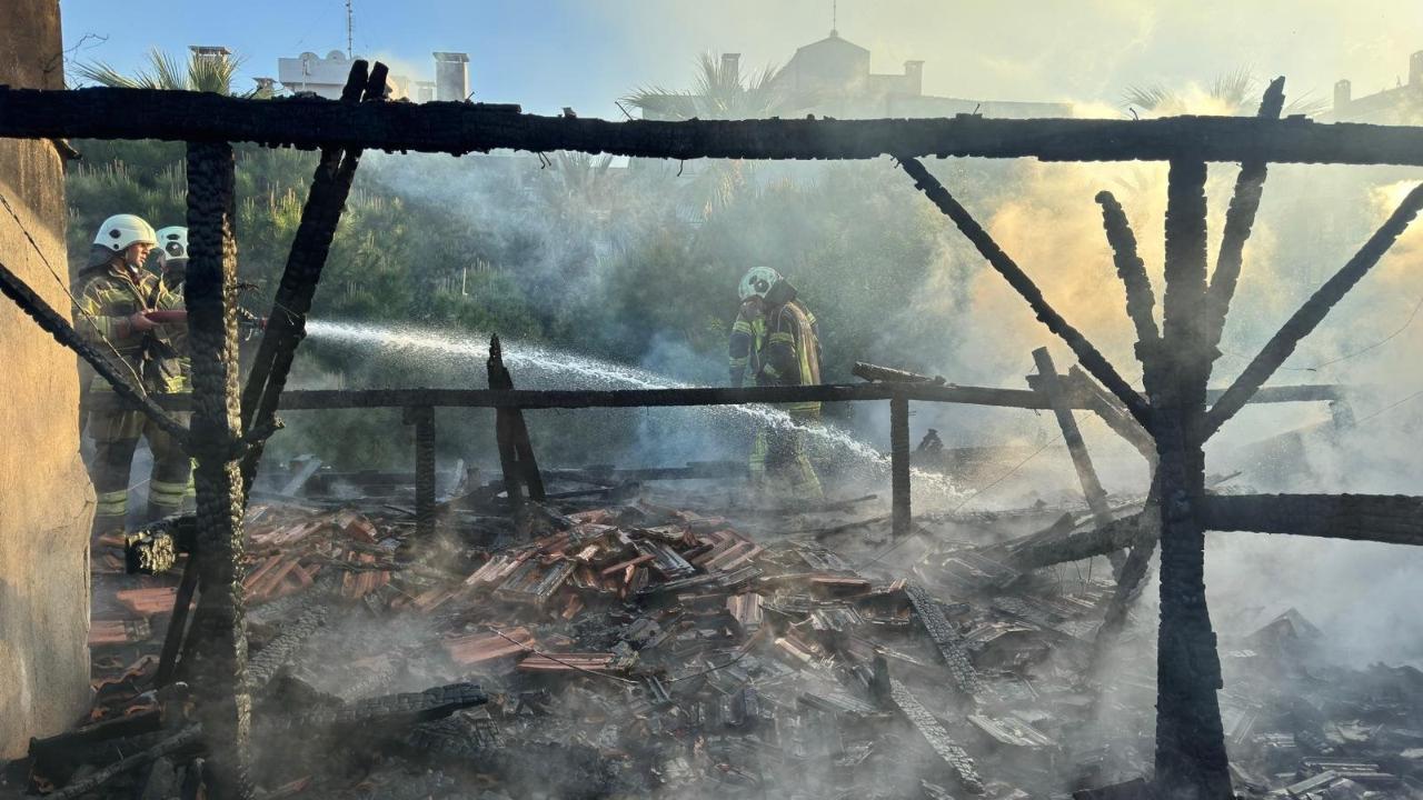 Restoran çatısı alevlere teslim oldu