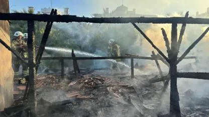 Restoran çatısı alevlere teslim oldu