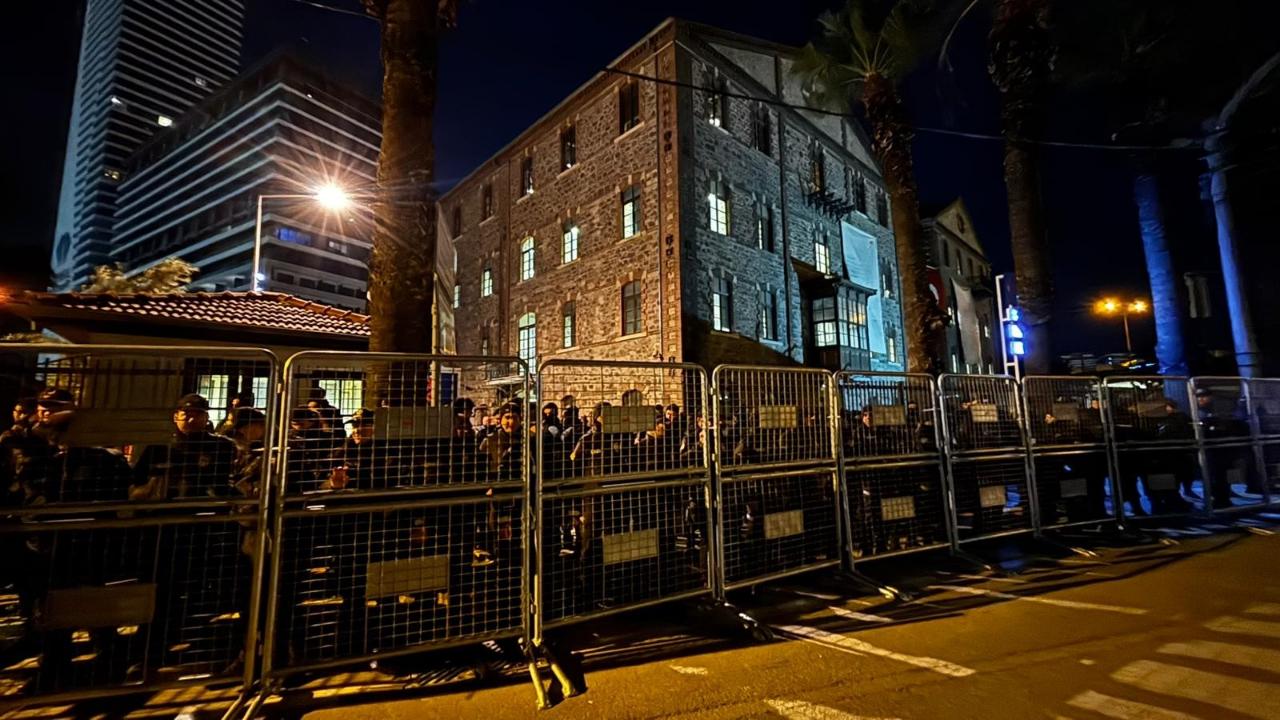 Tartışmalı 'Meslek Fabrikası' demir bariyerle çevrildi