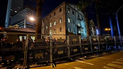 Tartışmalı 'Meslek Fabrikası' demir bariyerle çevrildi