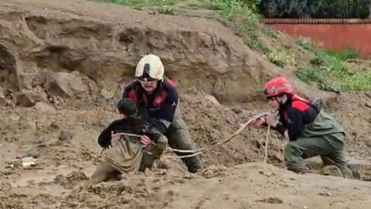 Torbalı'da çamura saplanan iki çocuğu itfaiye kurtardı