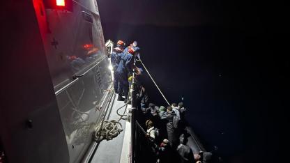 Urla açıklarında lastik botta 21 kaçak göçmen yakalandı