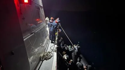 Urla açıklarında lastik botta 21 kaçak göçmen yakalandı