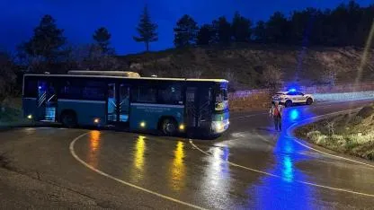 Alkollü bir şahıs çaldığı özel halk otobüsüyle kaza yaptı