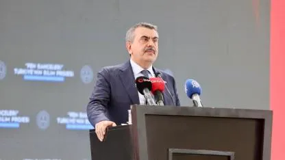 Bakan Tekin İzmir Fen lisesini ziyaret etti
