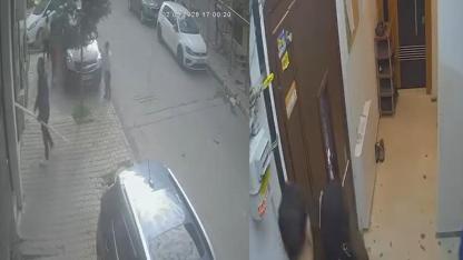 Çocuklara saldırdı, bina sakinlerine bıçak çekti