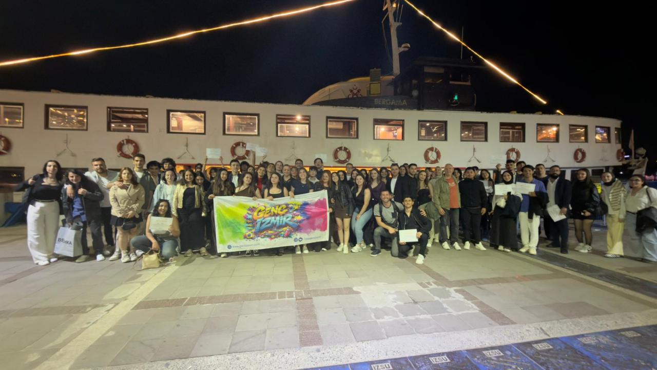 Genç İzmir gönüllüleri, Bergama Vapuru’nda buluştu