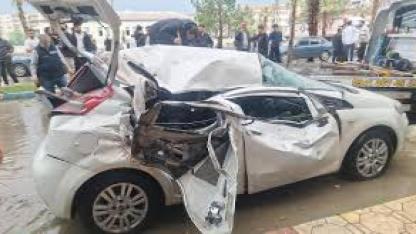 Güneş enerjisi paneli otomobilin üzerine devrildi
