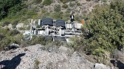 Kontrolden çıkan beton mikseri şarampole yuvarlandı
