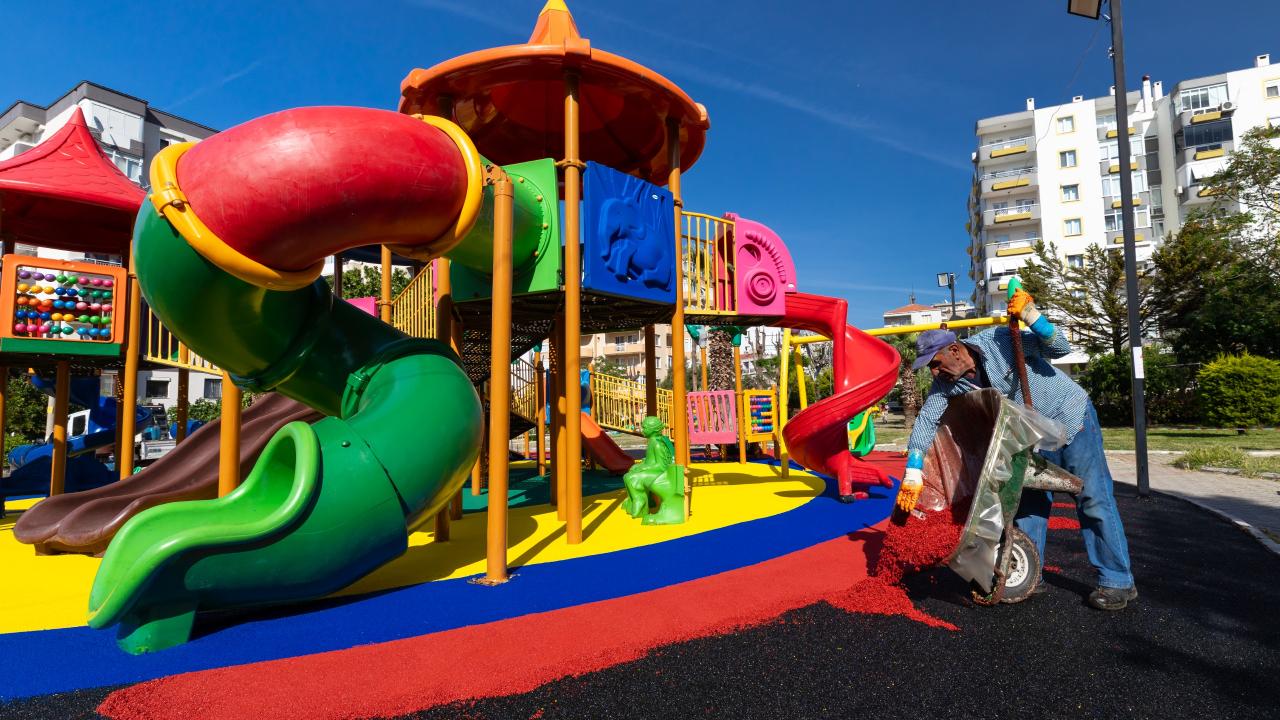 Narlıdere'de oyun parkı zeminleri yenileniyor