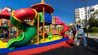 Narlıdere'de oyun parkı zeminleri yenileniyor