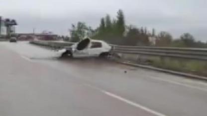 Otomobil bariyerlere çarparak savruldu