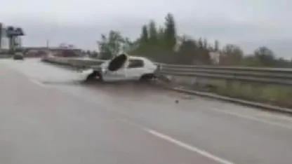Otomobil bariyerlere çarparak savruldu