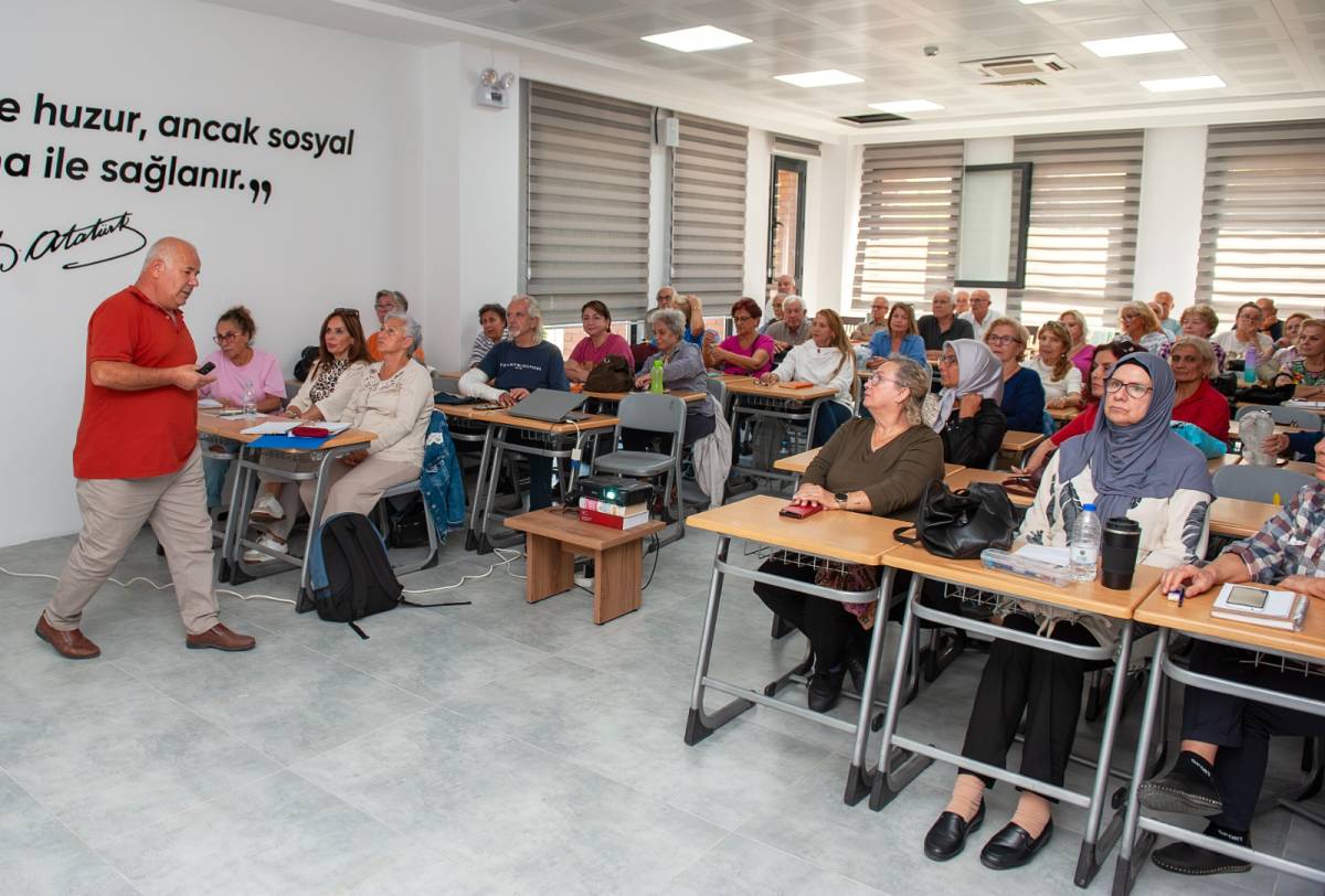 Karşıyaka’nın 3. Yaş Üniversitesi’nde ders zili çaldı