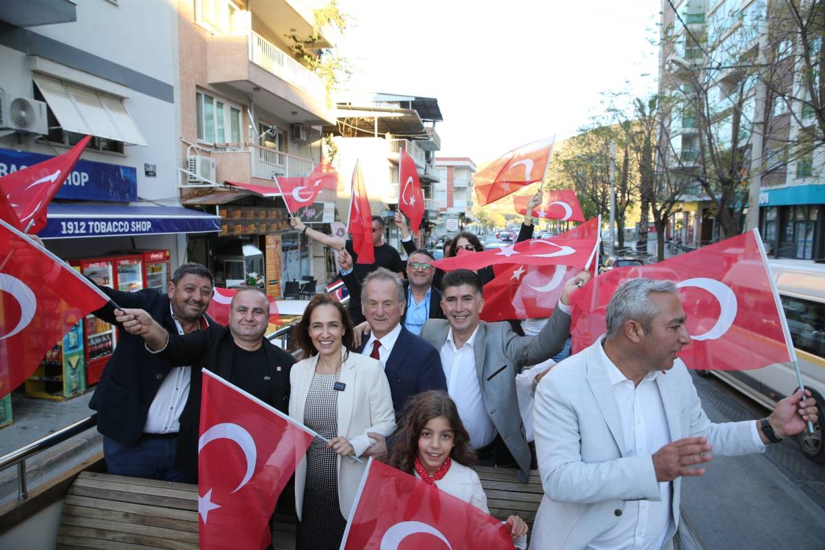 Karşıyaka, Cumhuriyet’in ışığında tek yürek oldu!