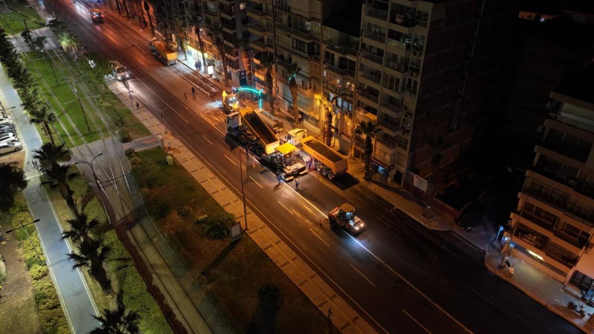 İzmir’in yollarında gece gündüz asfalt çalışması