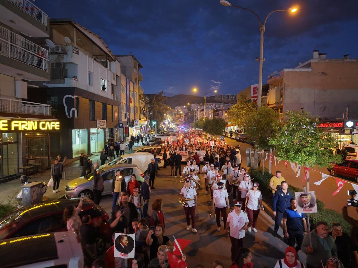 Çiğli’de “İstiklalden İstikbale Büyük Cumhuriyet Yürüyüşü ”ne yoğun katılım