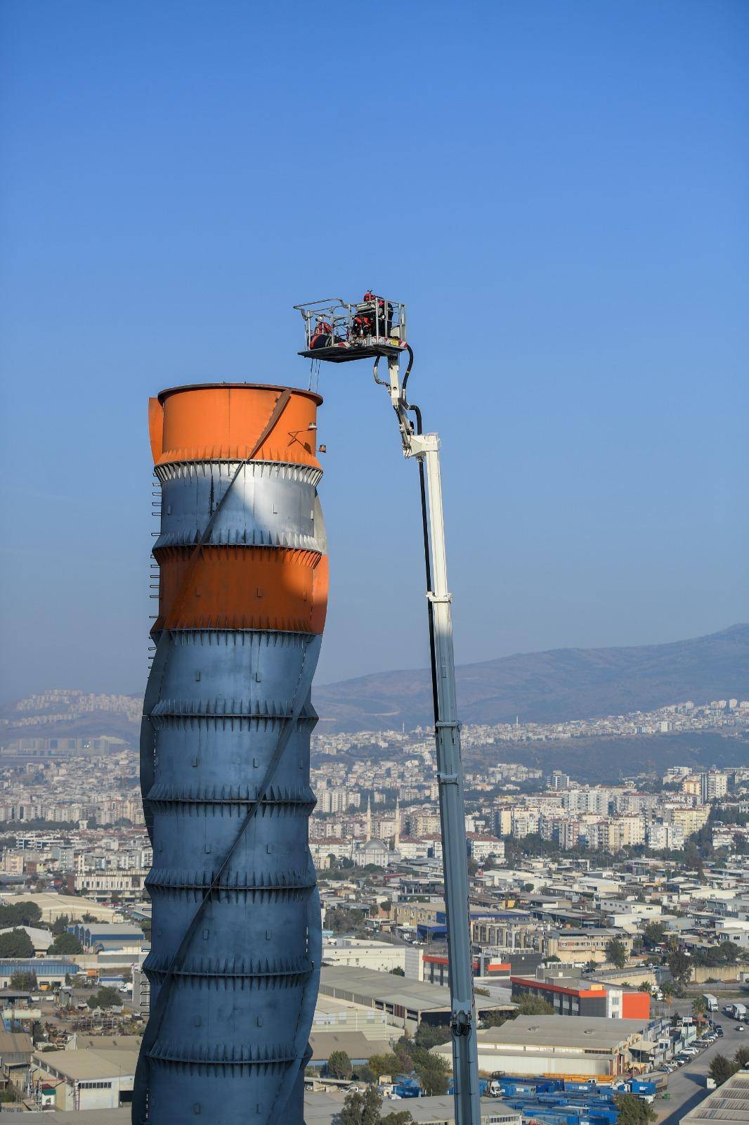 İzmir İtfaiyesi’nden baş döndüren kurtarma operasyonu