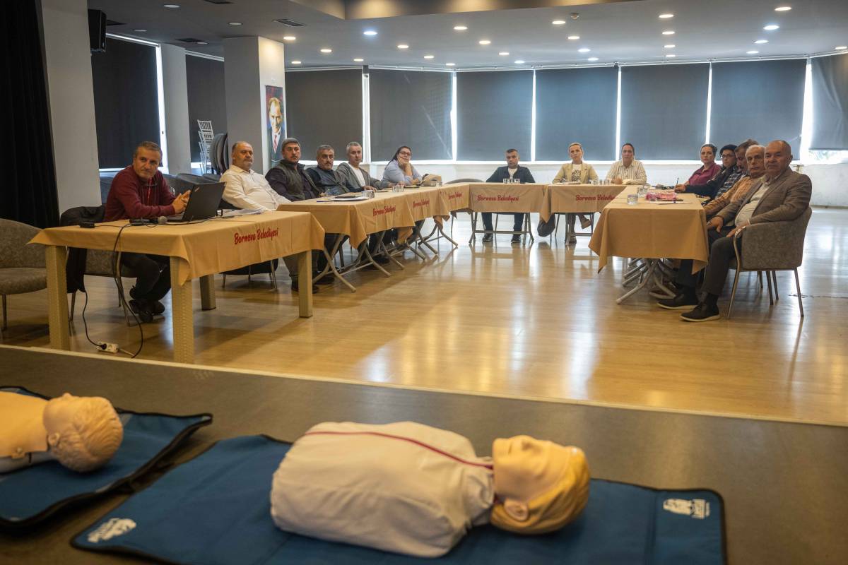 Bornovalı muhtarlara hayat kurtarmayı öğreten eğitim