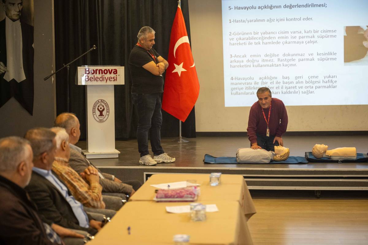 Bornovalı muhtarlara hayat kurtarmayı öğreten eğitim