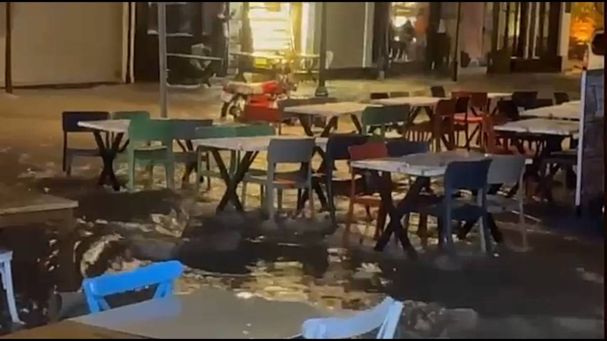 Çeşme'de şiddetli yağmur sele dönüştü