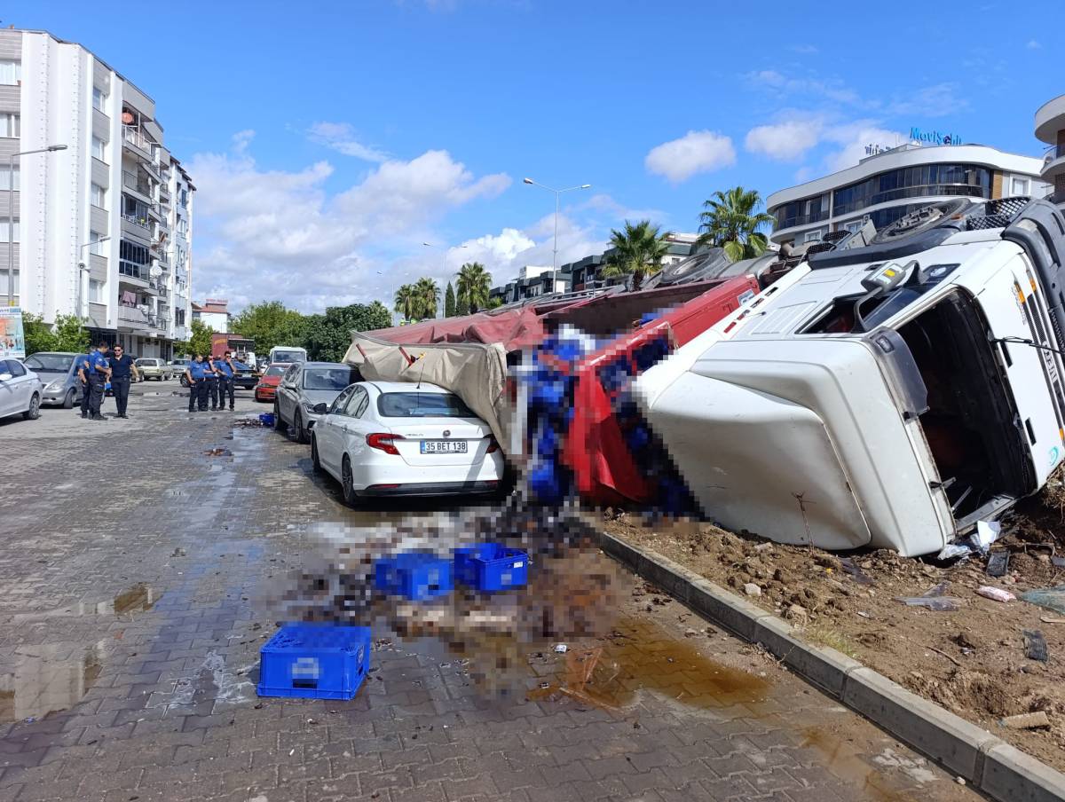 İzmir'de kontrolden çıkan tır yan yola uçtu