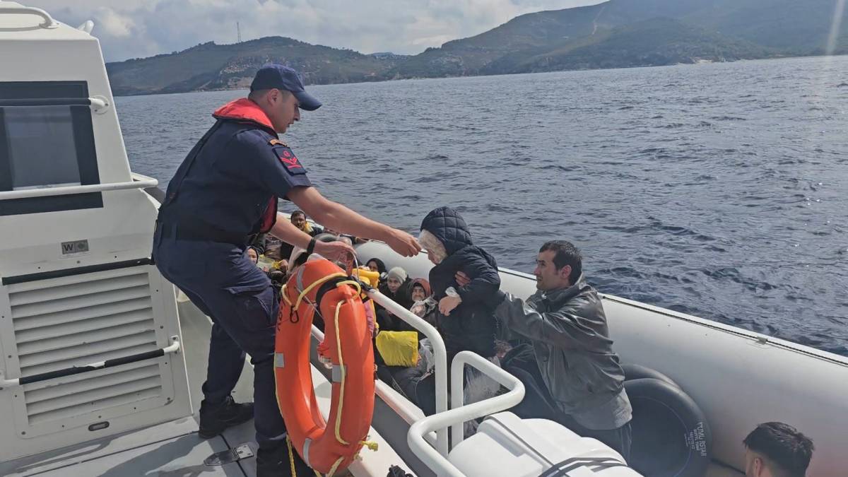 İzmir açıklarında 85 düzensiz göçmen kurtarıldı