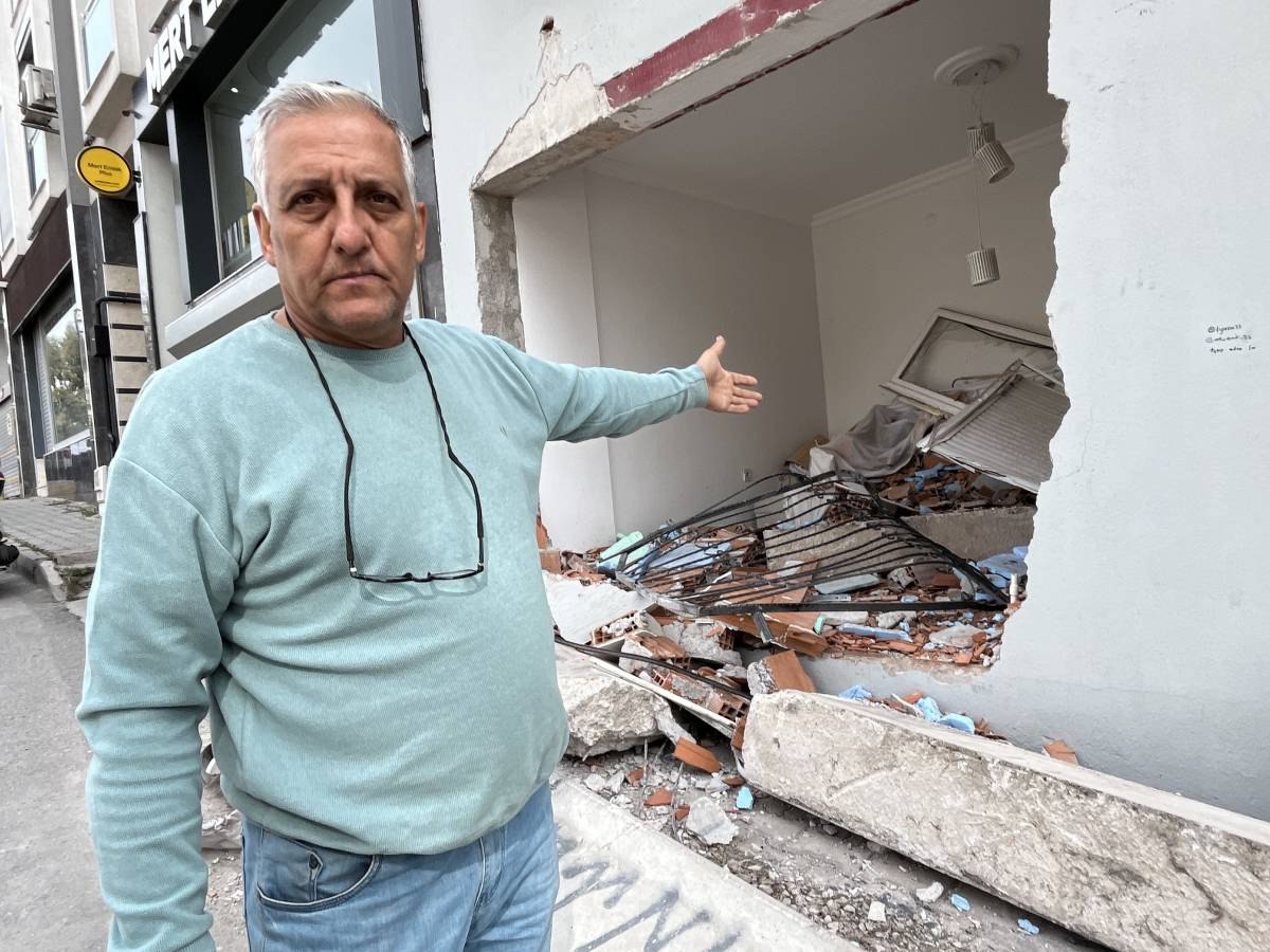 İzmir'de freni boşalan kamyon duvarı yıkıp eve girdi