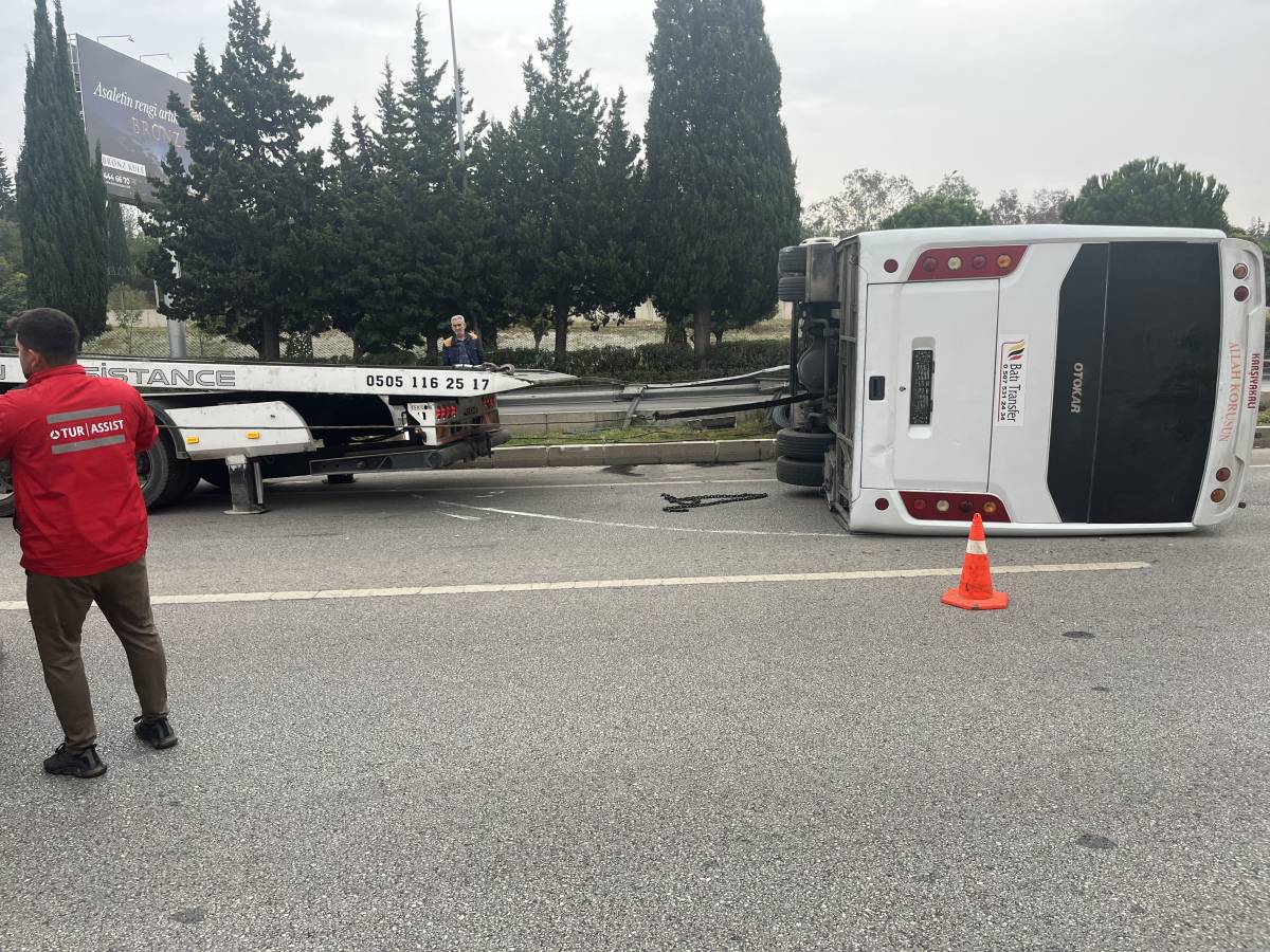 İzmir’de havalimanı personel servisi devrildi