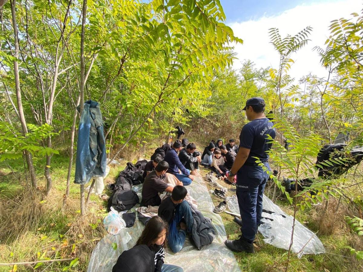 İzmir'de 66 düzensiz göçmen yakalandı, 29 göçmen kurtarıldı
