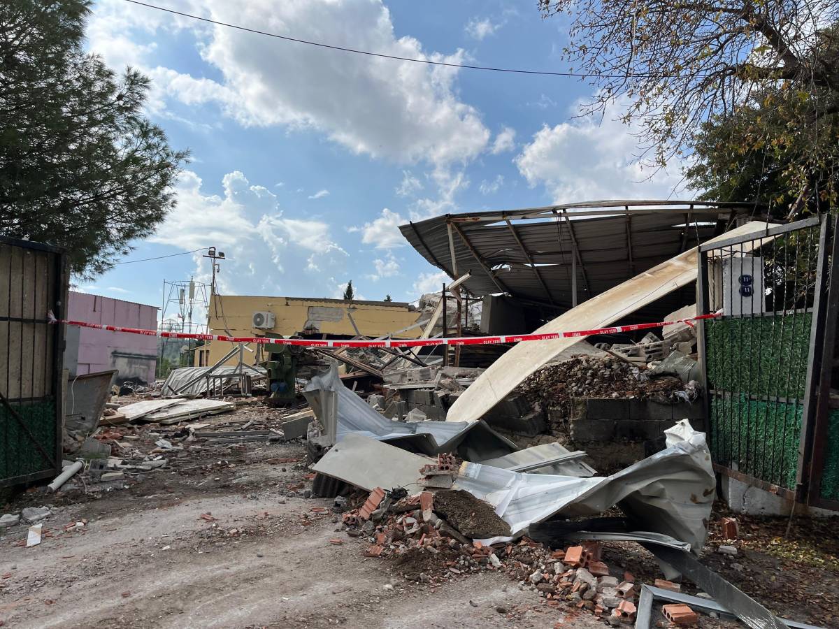 İzmir'de patlama: Ev yıkıldı, yaralılar var