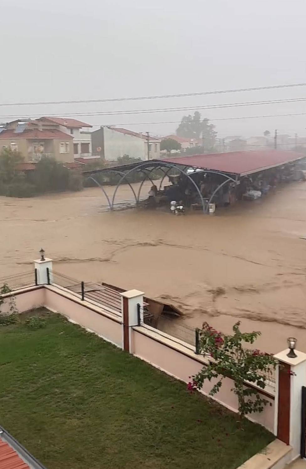 İzmir'de sağanak yağış yolları göle çevirdi