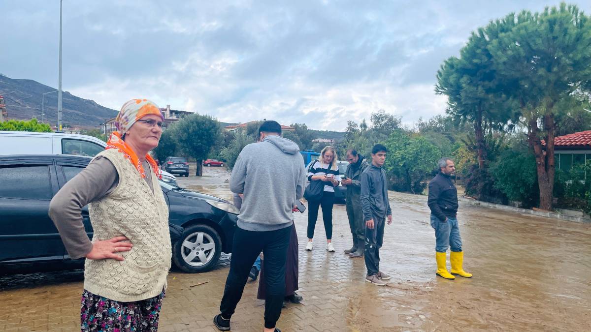 Foça 1 saat süren yağmurun ardından sular altında kaldı