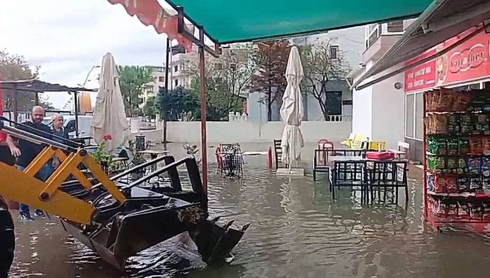 Sağanak yağış Aliağa'da su baskınlarına neden oldu