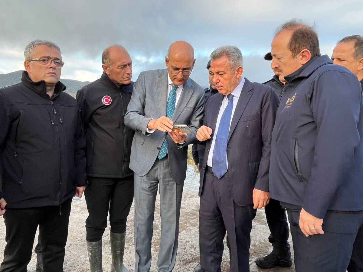 AFAD Başkanı Pehlivan ve Vali Elban'dan Foça'da açıklama