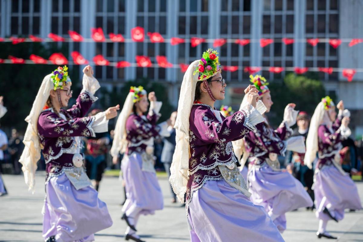 İzmirliler Cumhuriyet Bayramı'nı coşkuyla kutluyor