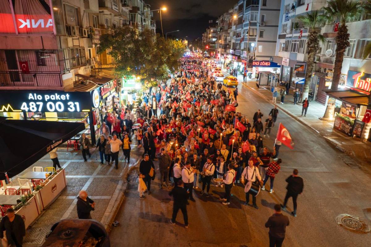 Buca’da 102. yıla yakışır kutlama