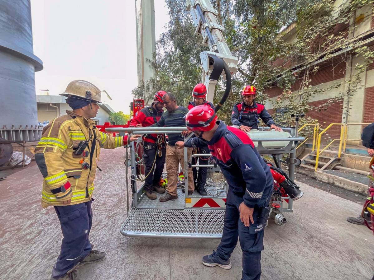 İzmir İtfaiyesi’nden baş döndüren kurtarma operasyonu