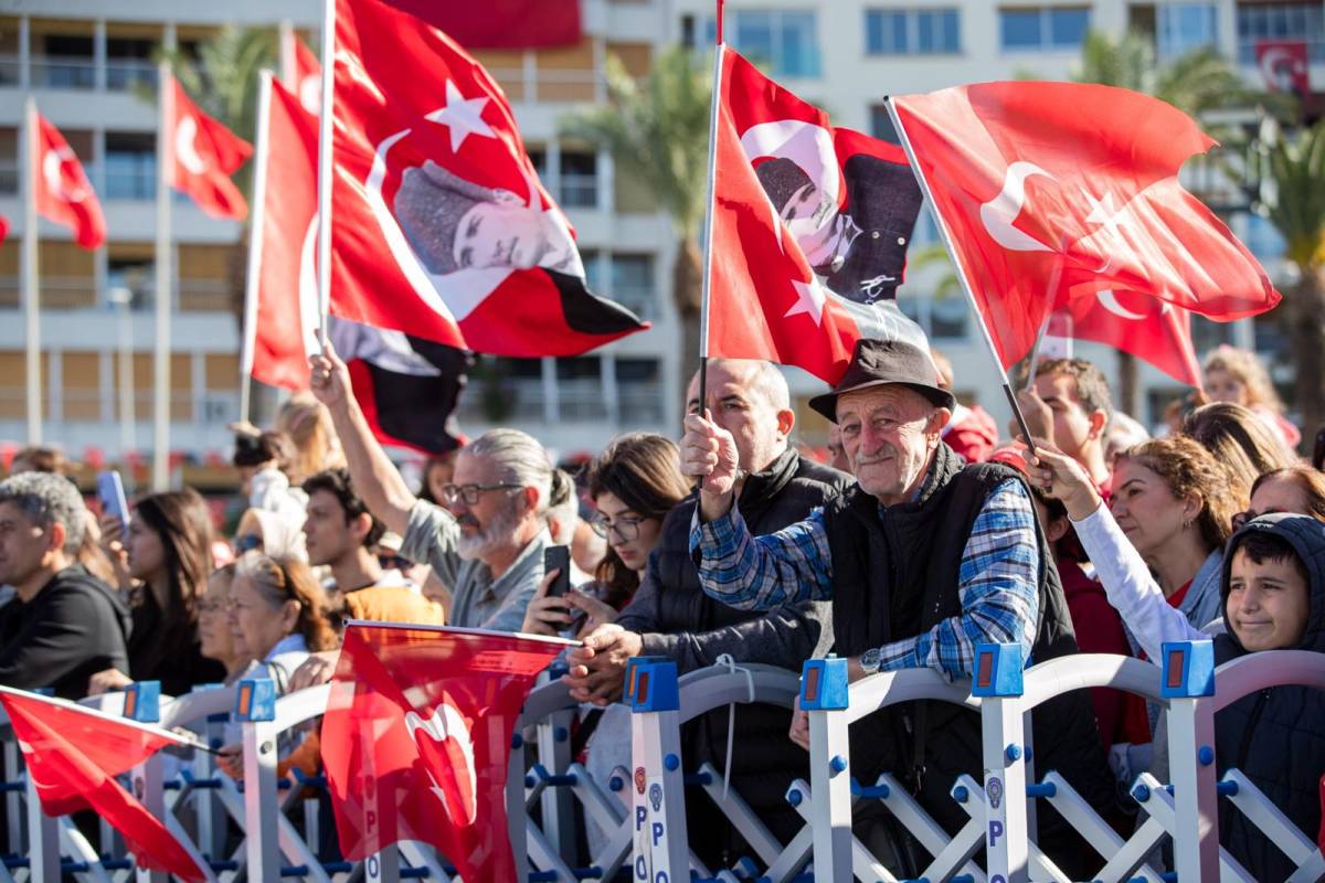 İzmirliler Cumhuriyet Bayramı'nı coşkuyla kutluyor