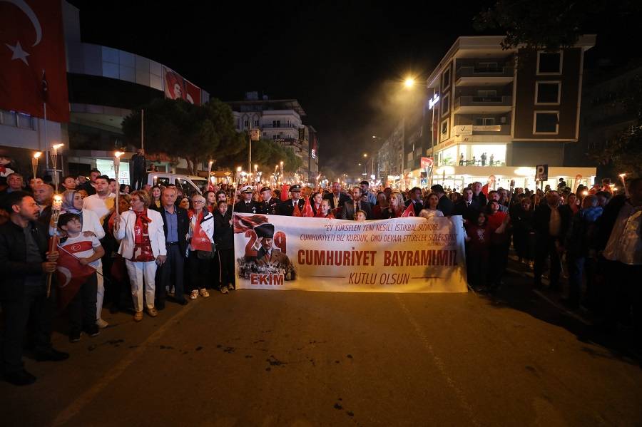 Menderes’in Her Noktasında Cumhuriyet Coşkusu