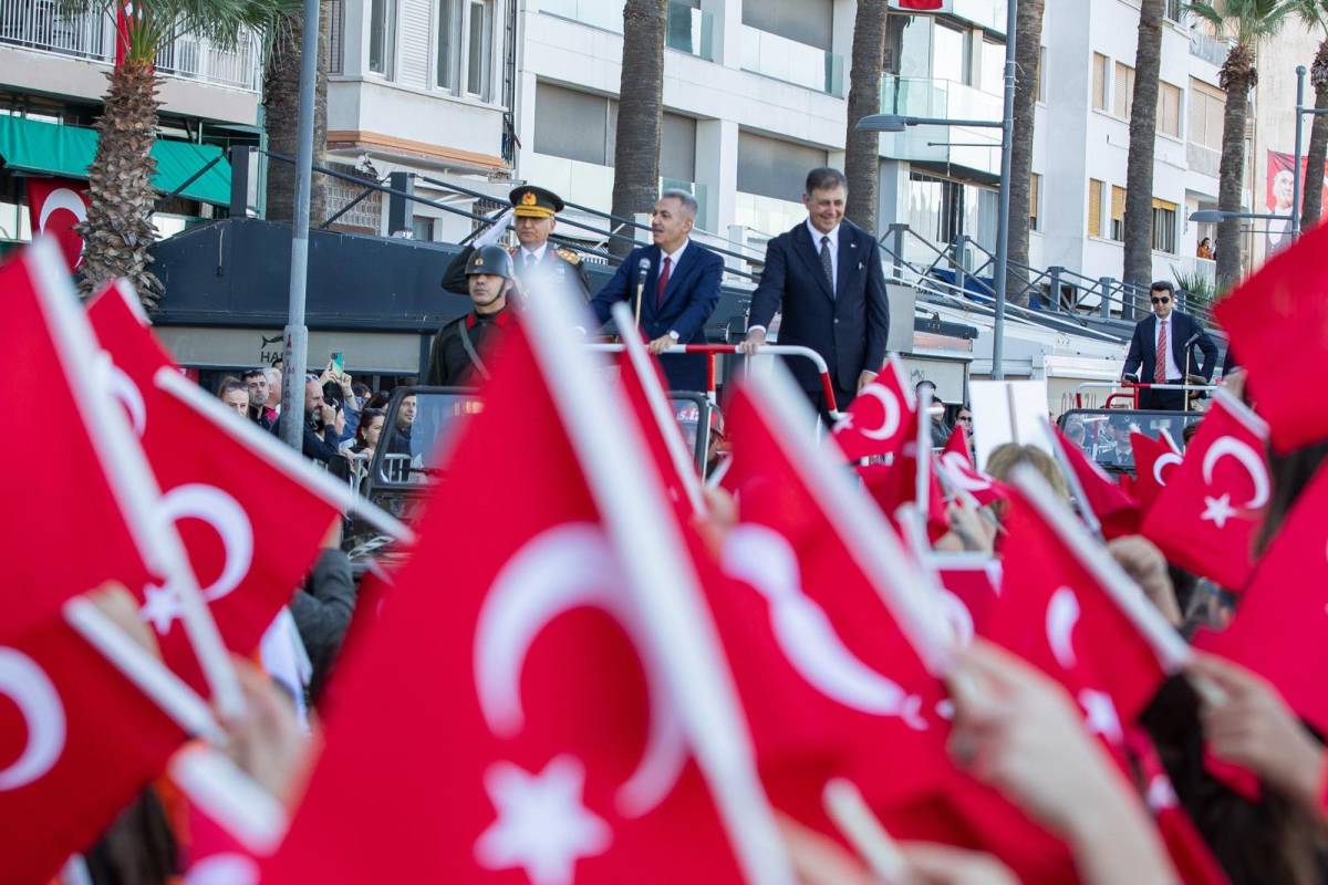 İzmirliler Cumhuriyet Bayramı'nı coşkuyla kutluyor