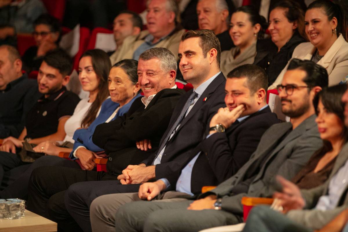 Güzelbahçe’de Kahkaha Dolu Gece