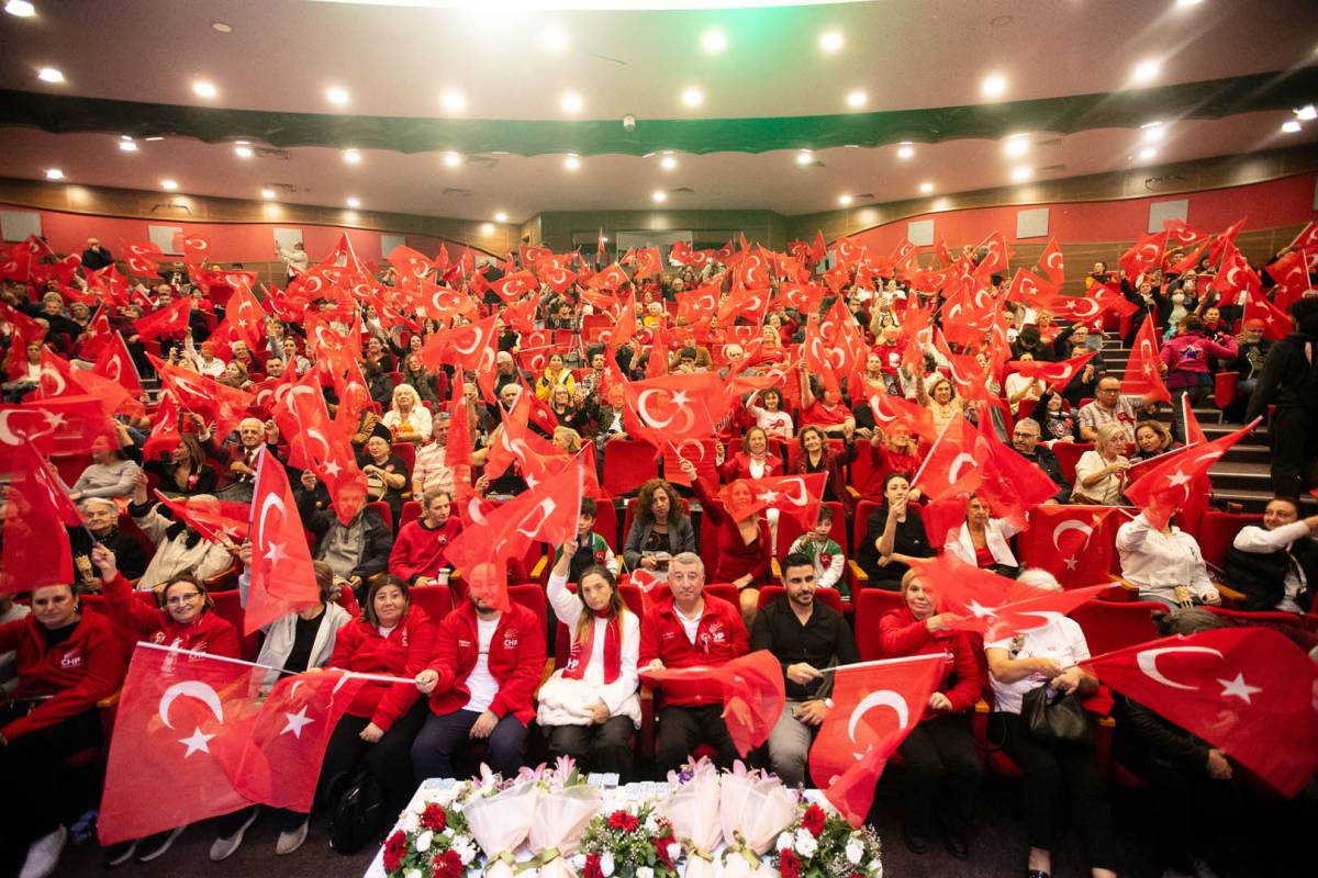 Güzelbahçe’de 102. Yıl coşkusu Kortej ve Konserle Kutlandı