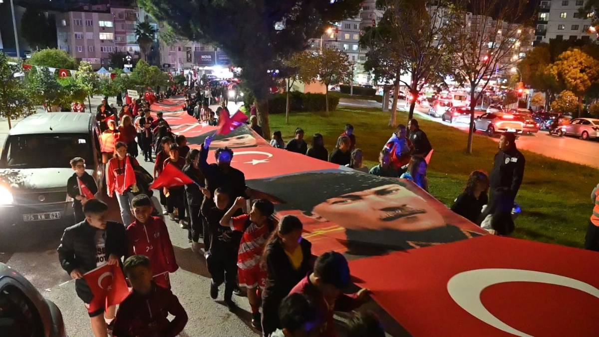 Karabağlar ’da Coşkulu Cumhuriyet Korteji